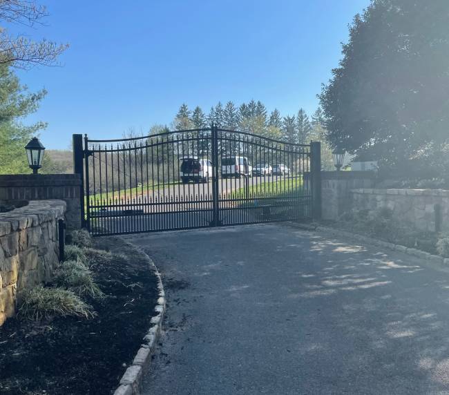 Bell Arched Steel Driveway Gate with Alternating Picket Spacing & Finials